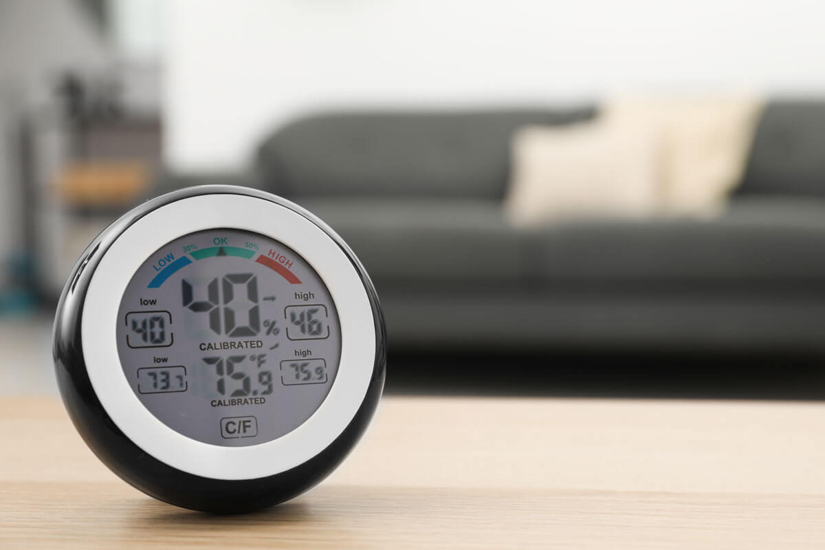 hygrometer Hygrometer im Wohnzimmer zeigt die Luftfeuchtigkeit an.